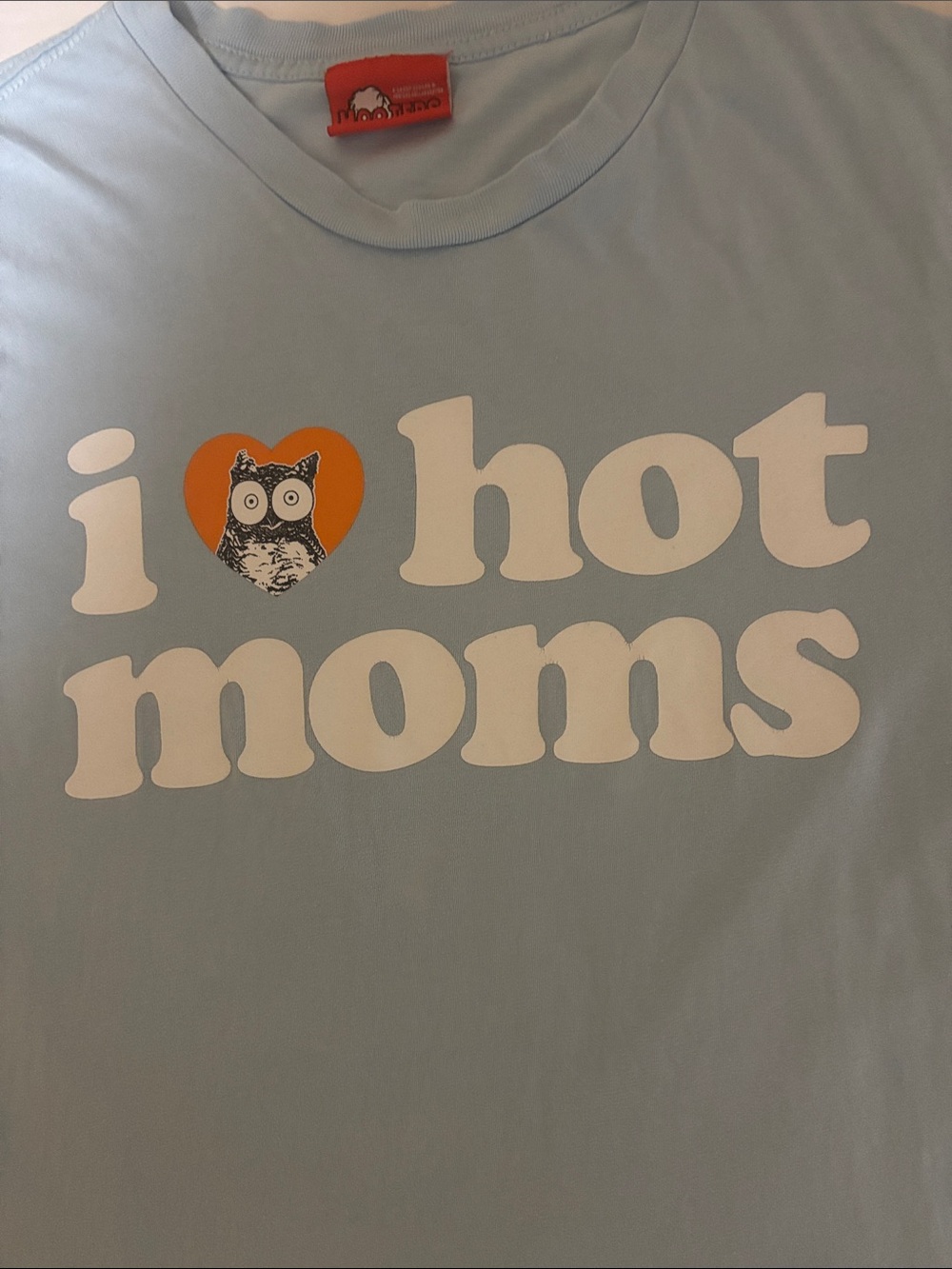 Hooters "I Love Hot Moms" Graphic Logo Tee L